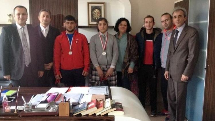 Yunak’ta Şampiyonada Dereceye Giren Öğrencilere Ödül