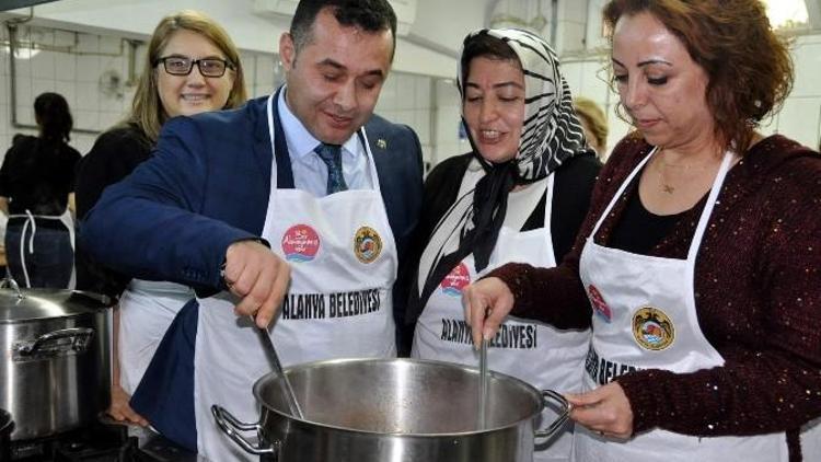 Başkan Yücel, Yöresel Yemek Kursunda Çorba Pişirdi