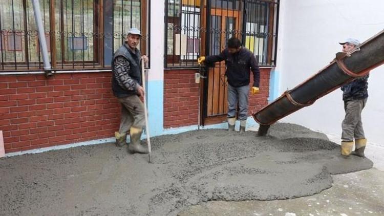 Akçakoca Belediyesi Okulların Bahçelerini Düzenliyor