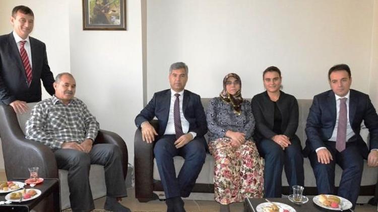 Vali Hamza Erkal, Yenice’de Şehit Ailesini Ziyaret Etti