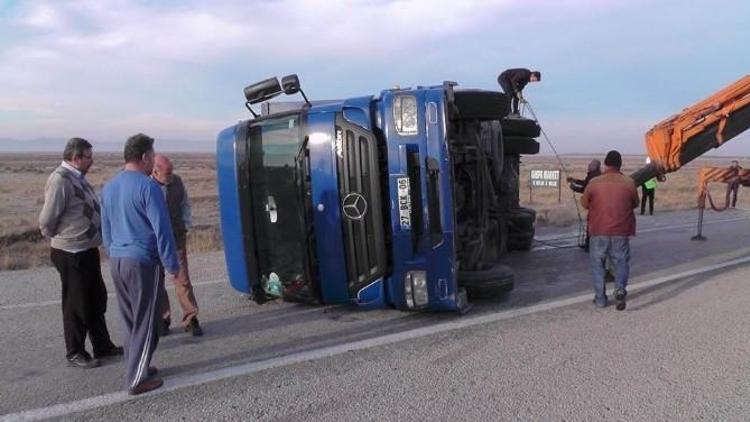 Ereğli’de Kargo Kamyonu Devrildi: Üç Yaralı