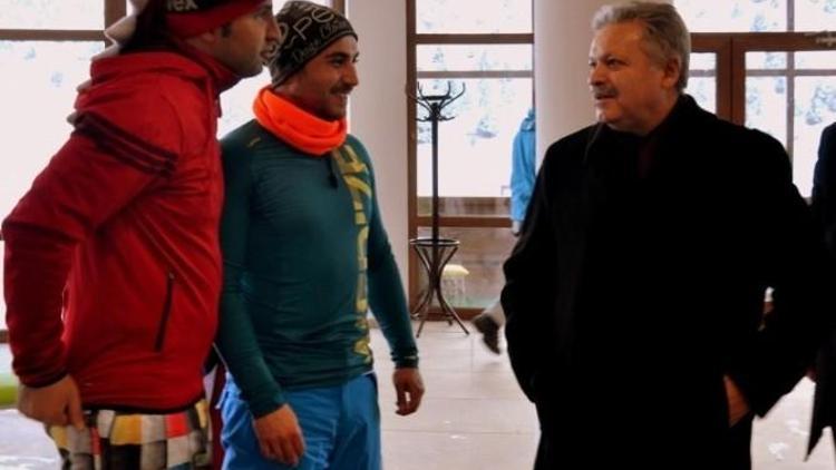 Ergan Dağı Kayak Merkezi Tüm Kayak Severlerin Ve Ziyaretçilerinin Akınına Uğruyor