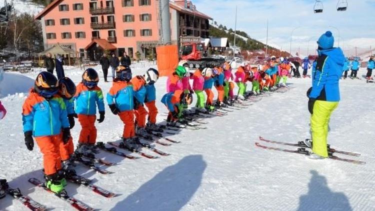 Palandöken Belediyesi, Çocuklara Zirvede Kayak Öğretiyor