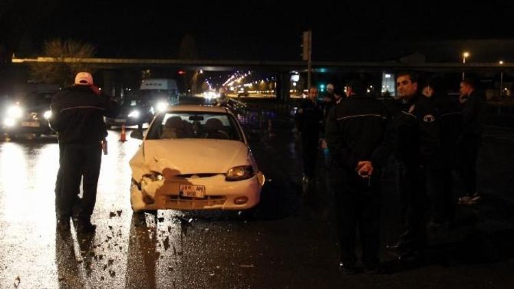 Kırmızı Işıkta Durmayan Otomobil Polis Aracına Çarptı: 1 Yaralı