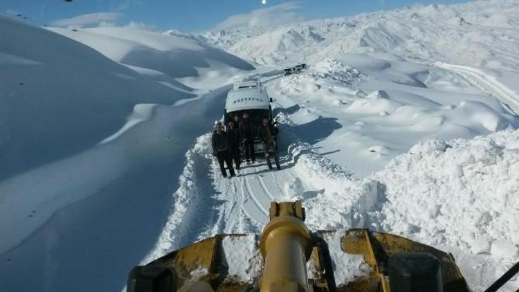 Hakkari’de Mahsur Kalan Araçlar Kurtarıldı