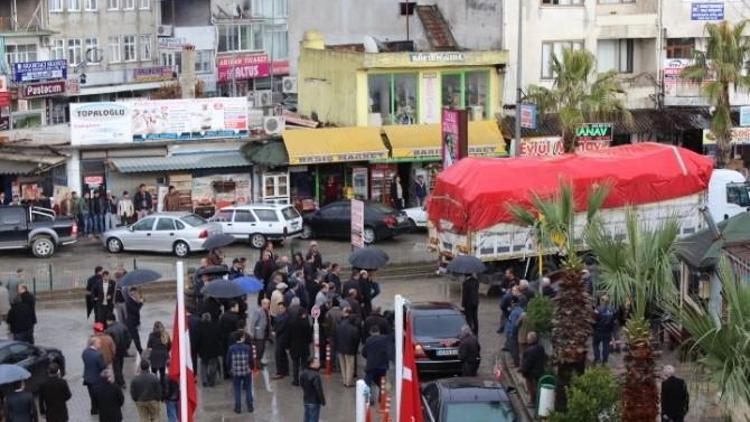 Vali Çiçek, Yardım Kamyonunu Uğurladı