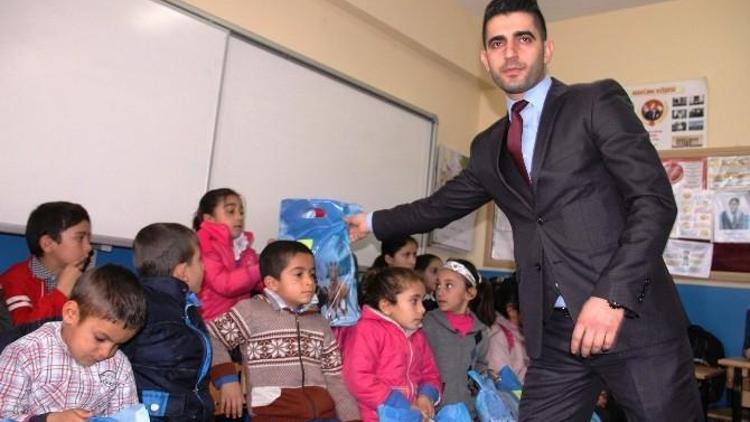 İstanbul Polisinden Iğdır’daki Çocuklara Karne Hediyesi