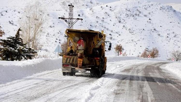 Karda Kapanan Yollar Ulaşıma Açılıyor