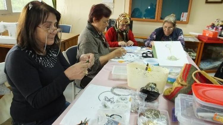 Burhaniye’de Kadınlar Takı Atölyesi Kurdu