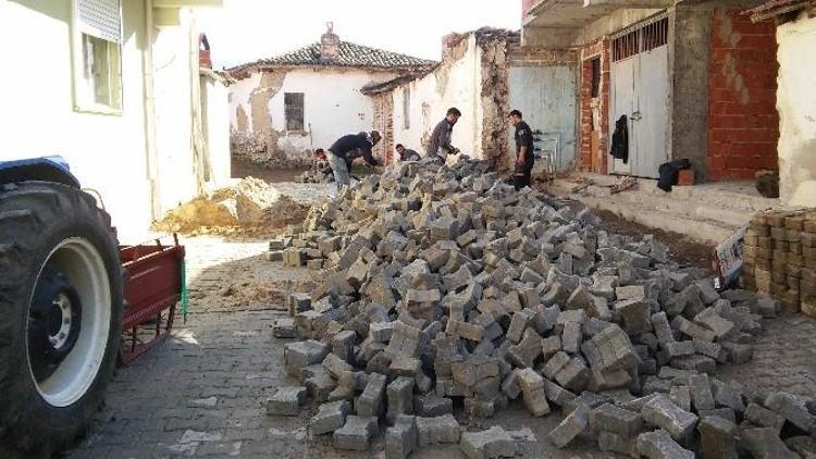 Burhaniye Belediyesi Yol Yapım Çalışmaları Tüm Şehir Genelinde Devam Ediyor