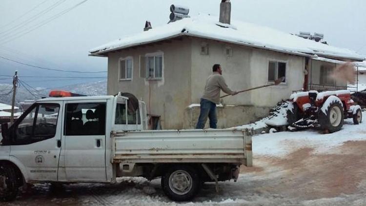 Pazarlar’da Buzlu Yollar Tuzlanıyor