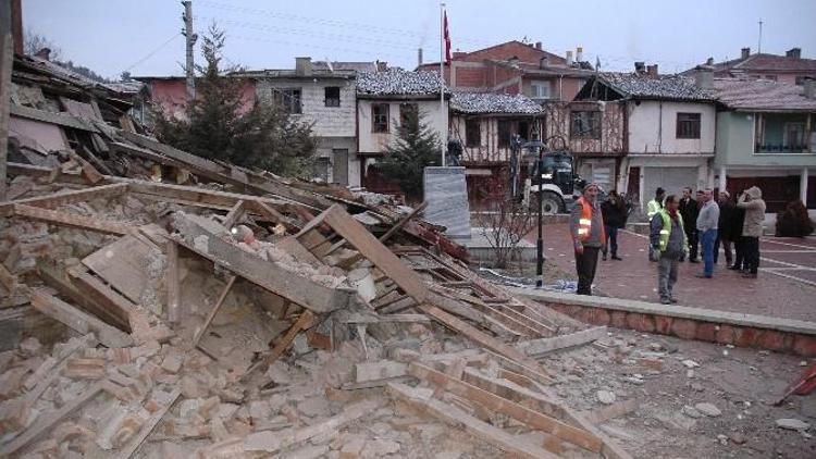 Hanönü Belediyesi Metruk Evleri Yıkıyor