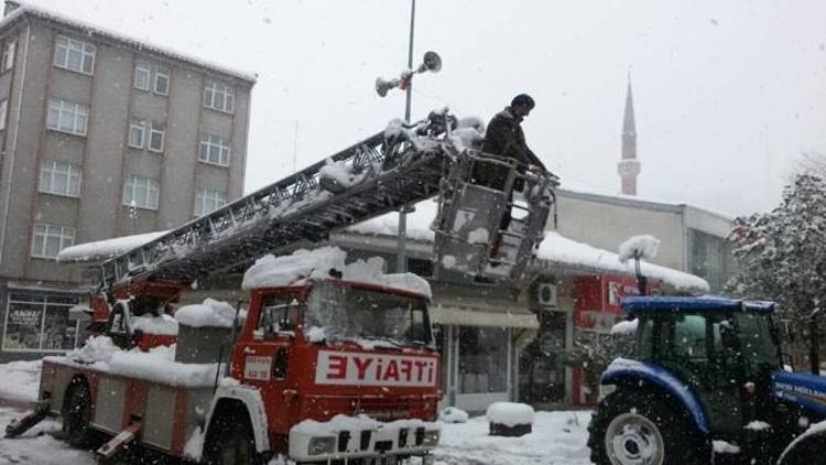 İtfaiye Ekipleri Çatılarda Kar Temizliği Yaptı