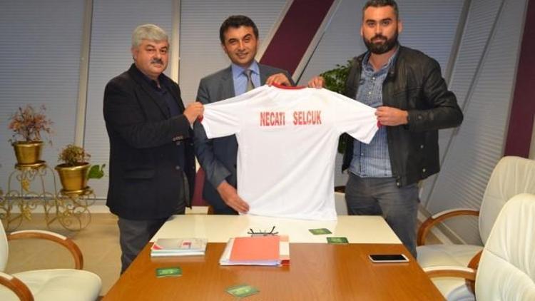 Başkan Selçuk’a Forma Hediye Edildi