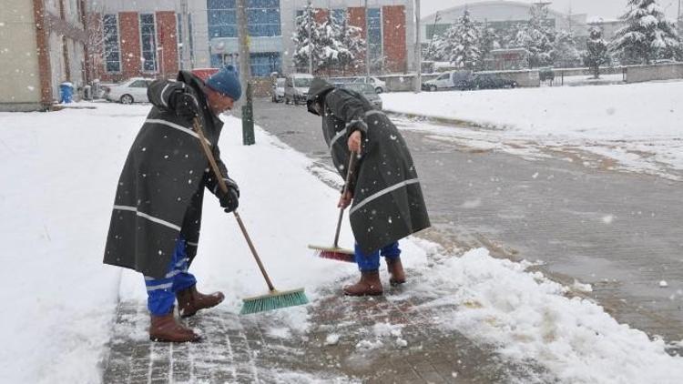 Kartepe’de Kar Küreme Çalışmaları Sürüyor