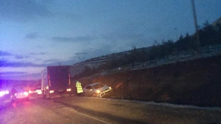 Buzlanma Nedeniyle Onlarca Araç Kaza Yaptı