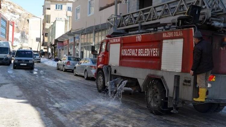 Buzlu Yollar Van Gölü Suyuyla Çözülüyor