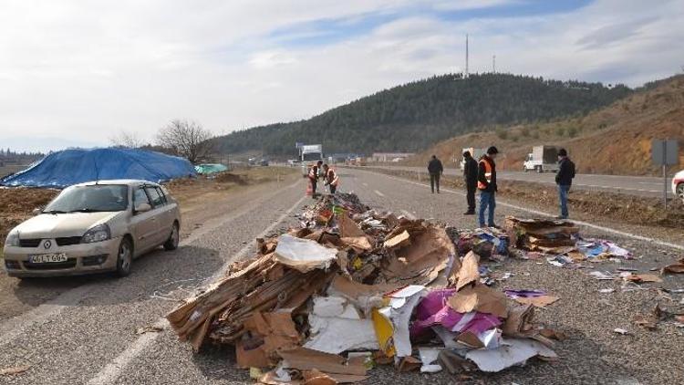 Yola Düşen Atık Kağıt Balyaları Trafiği Aksattı