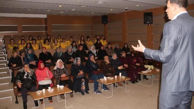 Elazığ’da Anne Ve Kızlarına Sağlık Semineri Verildi