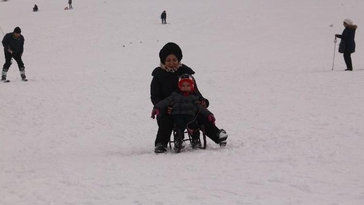 Elazığ’da Tatilciler, Kayak Merkezinde Karın Tadını Çıkartıyor