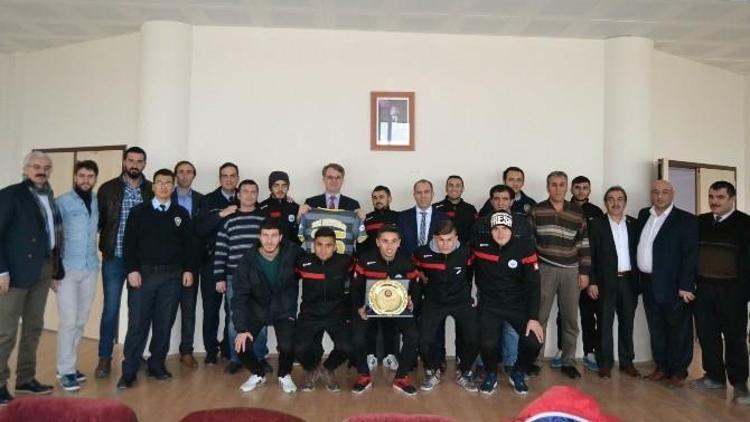 Kulu Emniyet Müdürü Gürkan’dan, Kulu Belediyespor’a Plaket