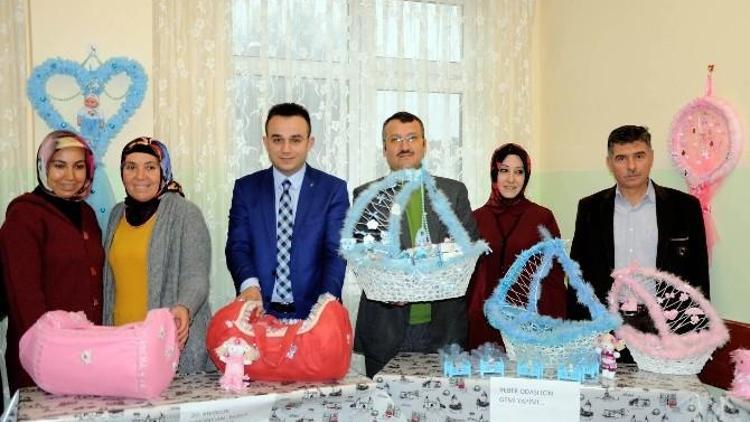 Erdemli’de Belgeli Çocuk Bakıcıları Yetişiyor