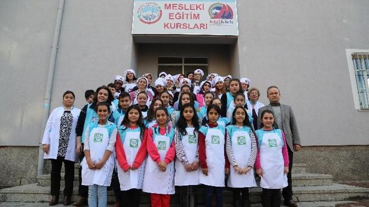 Çocuk Meclisi Üyeleri Kayseri Mutfağı Kursundan Sertifika Aldı