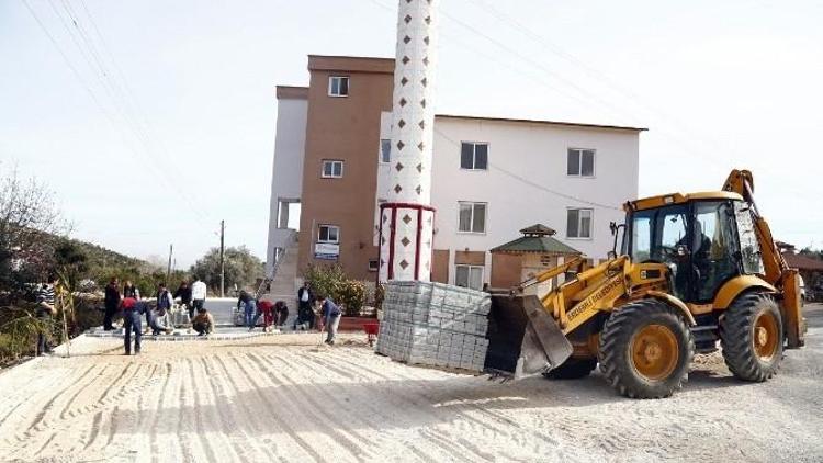 Erdemli’de Cami Ve Kuran Kursları Bahçelerine Parke Döşendi