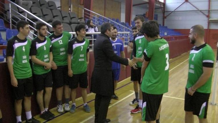 Başkan Yemenici, Genç Voleybolculara Başarılar Diledi