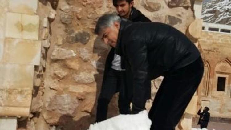 Müdür Bulut İshak Paşa Sarayı’nda Kar Temizledi