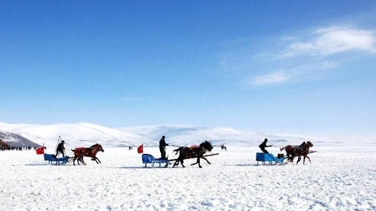 Çıldır Gölü Büyüleyici Güzelliğiyle Fotoğrafçıların İlgi Odağı Oldu