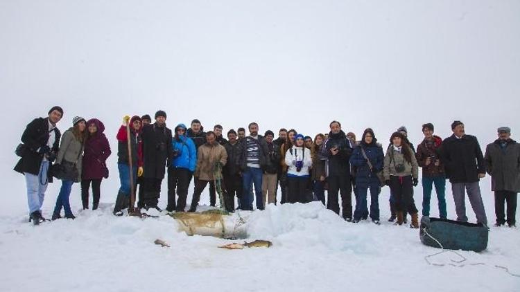 Eskimo Usulü Balık Avına Fotoğrafçı Akını