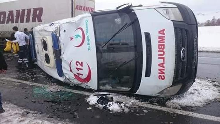 Pasinler’de Ambulans Kaza Yaptı: 3 Yaralı