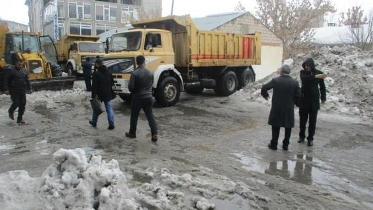 Bulanık’ta Kar Temizleme Çalışması