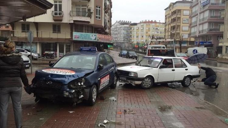 Manavgat’ta Trafik Kazası: 3 Yaralı