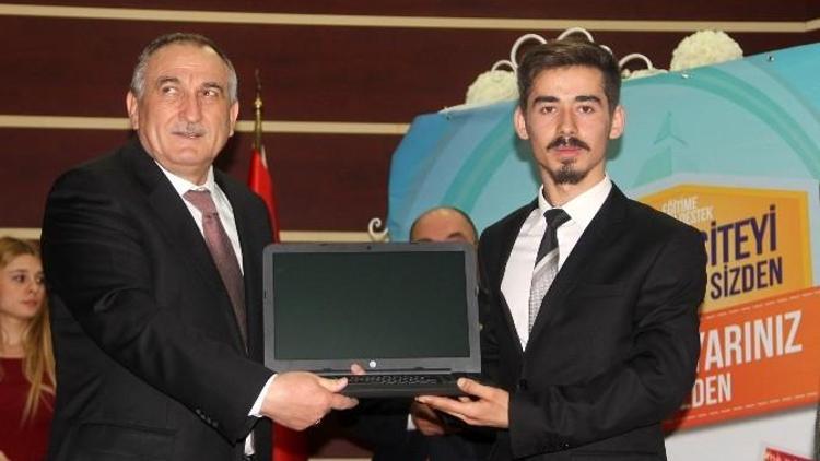Bolu Belediyesi Bin 43 Üniversiteliye Laptop Dağıttı