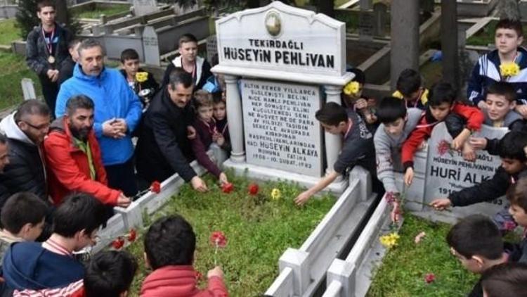 Efsane Güreşçi Hüseyin Pehlivan Mezarı Başında Anıldı