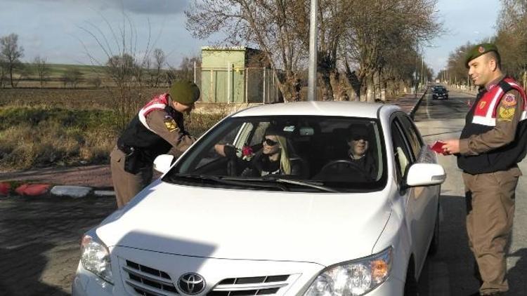 Jandarma Trafikten Karanfilli Sevgililer Günü Kutlaması