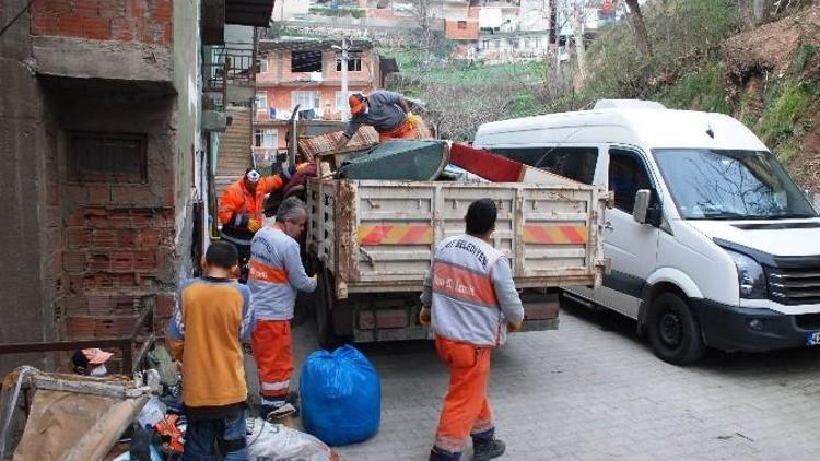 Akli Dengesi Bozuk Vatandaşın Evinden 3 Kamyon Çöp Çıktı