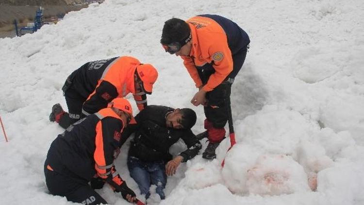 Hakkari’de Gerçeği Aratmayan Çığ Tatbikatı