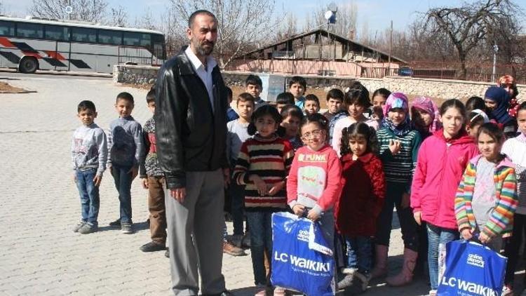 Malatya Şam Derneğinden Süriyeli Öğrencilere Kıyafet Yardımı