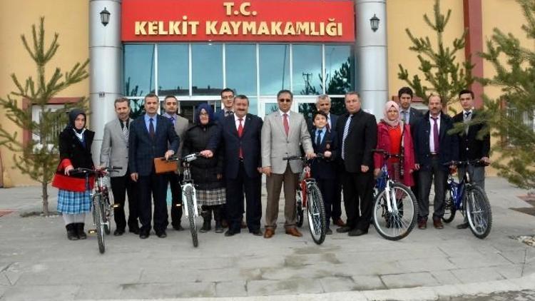 Kelkit’te TEOG’da Başarılı 13 Öğrenciye Bisiklet Hediye Edildi