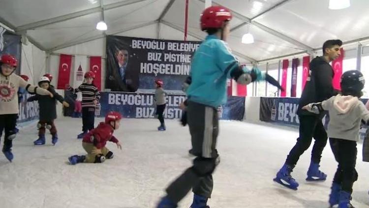 Beyoğlu’nda Buz Pateni Keyfi Devam Ediyor