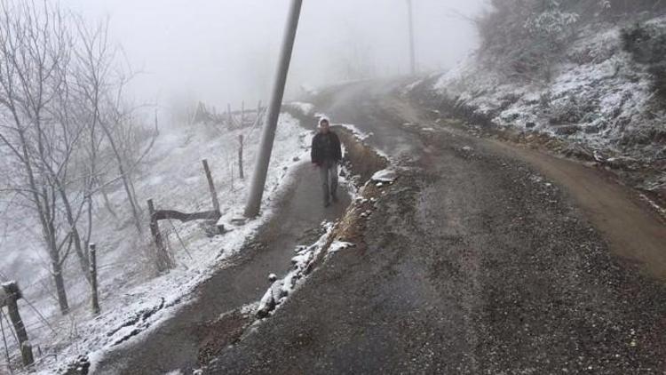 Akyazı’da Yol Bir Metre Derinlikte Çöktü