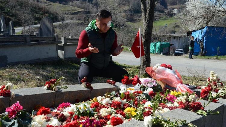 Yaralı askerden şehidin mezarına ziyaret