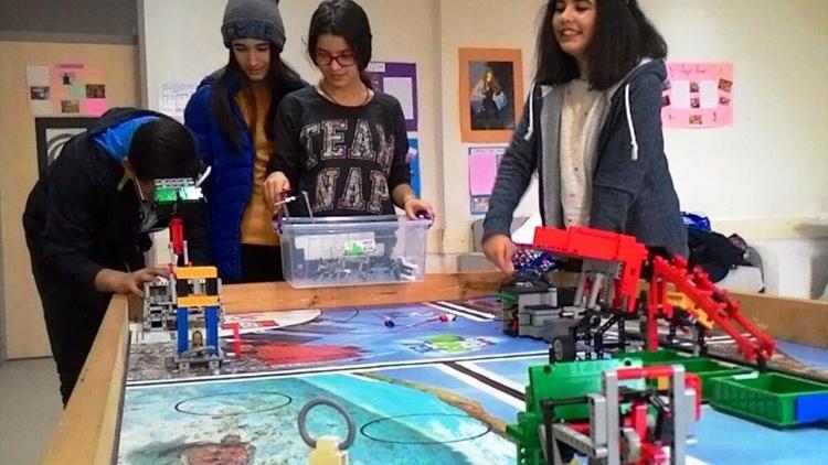 Lapsekili öğrenciler robot ve proje yarışmasına hazırlanıyor
