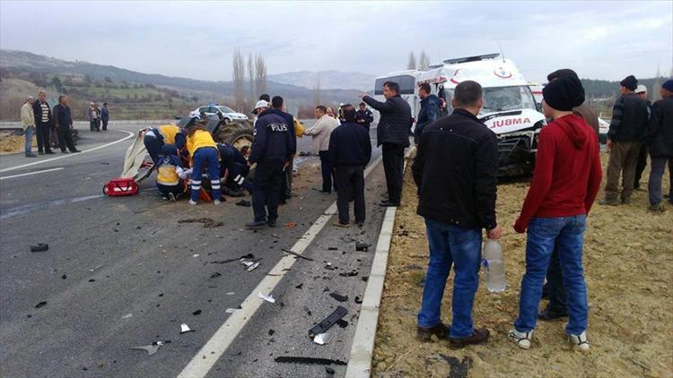 Kütahyada ambulans ile traktör çarpıştı: 2 yaralı
