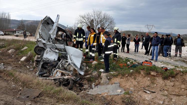 Mermer yüklü kamyonla otomobil çarpıştı: 2 ölü, 2 yaralı