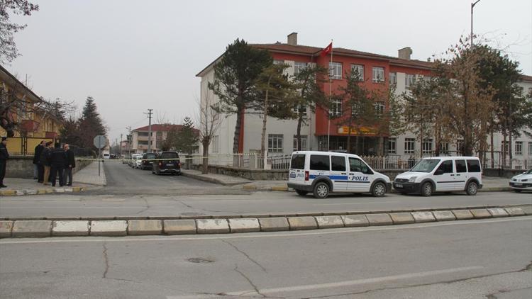 Erzincanda şüpheli araç polisi alarma geçirdi