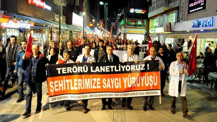 İzmirde şehitlere saygı yürüyüşü